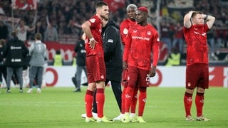 Boris Tomiak, Aaron Opoku, Richmond Tachie, Jean Zimmer (alle 1. FC Kaiserslautern) enttäuscht nach dem Aus im DFB-Pokal