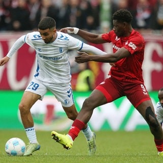 Livian Burci (1. FC Magdeburg) und Ragnar Ache (1. FC Kaiserslautern) im Zweikampf.