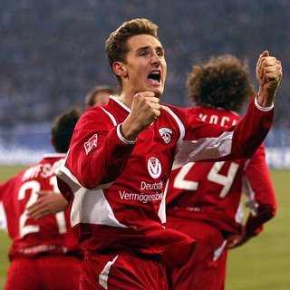 Miroslav Klose (Lautern) - Torjubel Fußball 1. BL Herren Saison 2002 2003, 1. FC Kaiserslautern, Vdig, Einzelbild Gelsenkirchen Freude, Begeisterung