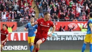 FCK-Profi Filip Kaloc bejubelt sein Tor gegen Eintracht Braunschweig