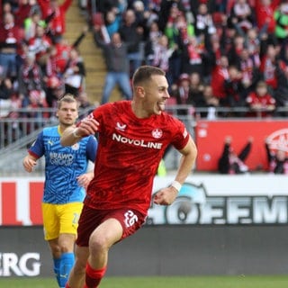 FCK-Profi Filip Kaloc bejubelt sein Tor gegen Eintracht Braunschweig