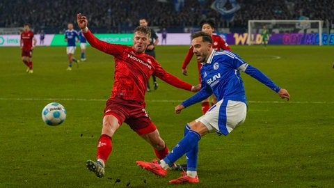 FCK Abwehrspieler Jan Elvedi beim 3:0 Sieg auf Schalke im Zweikampf mit Kenan Karaman