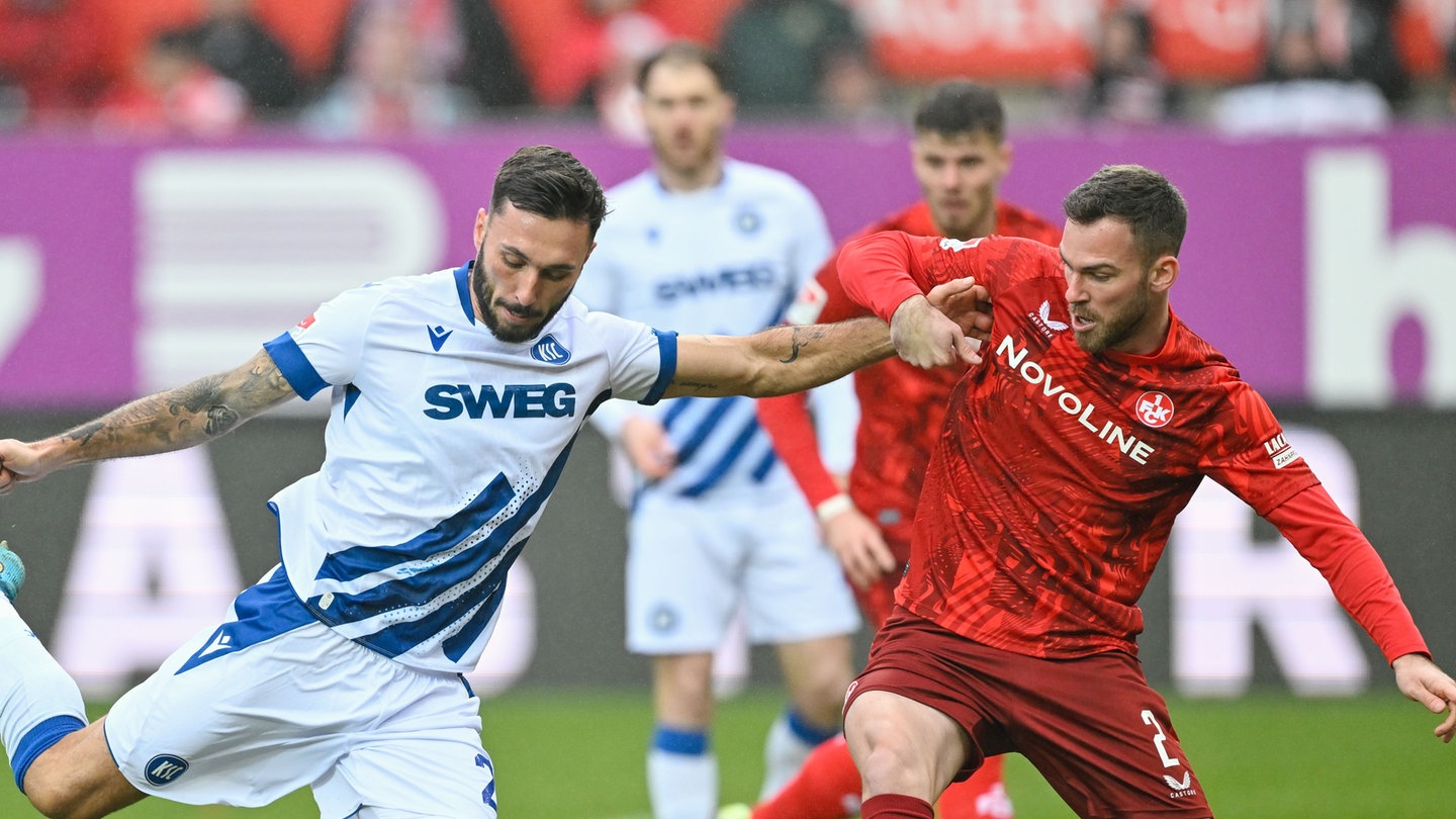 Karlsruhes Fabian Schleusener (li.) und Kaiserslauterns Boris Tomiak kämpfen um den Ball