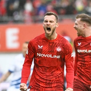 Boris Tomiak vom 1. FC Kaiserslautern jubelt nach seinem Tor gegen den KSC