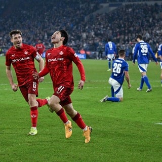 FCK-Neuzugang Daisuke Yokota jubelt nach seinem Treffer gegen Schalke 04