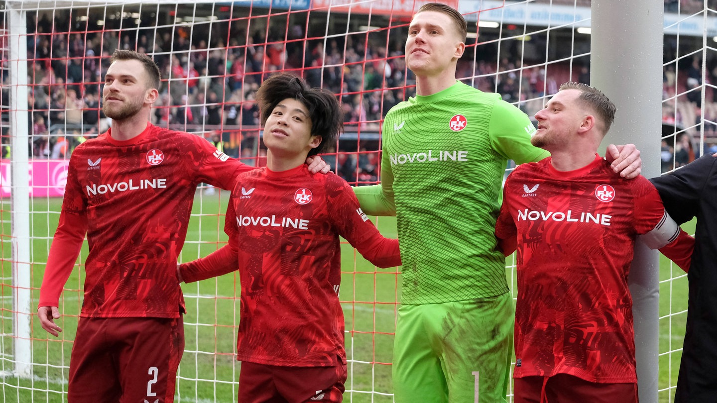 Jubelnde Spieler des 1. FC Kaiserslautern nach dem Sieg gegen KSC vor der Westkurve