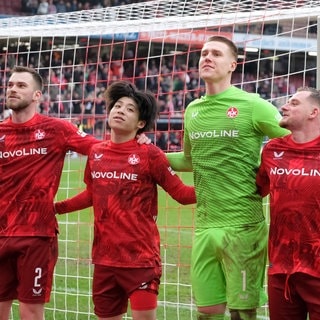 Jubelnde Spieler des 1. FC Kaiserslautern nach dem Sieg gegen KSC vor der Westkurve