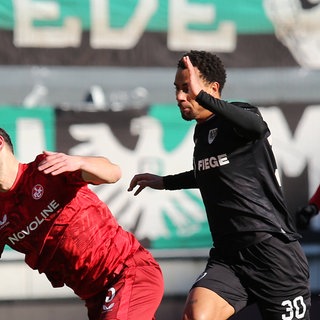 Maximilian Bauer vom 1. FC Kaiserslautern im Duell mit Etienne Amenyido von Preussen Münster