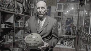 FCK-Legende und WM-Held von 1954 Horst Eckel (im Bild steht er in seinem Trophäen-Zimmer und Präsentiert den WM-Ball von 1954) ist am Freitag (03.12.2021) gestorben