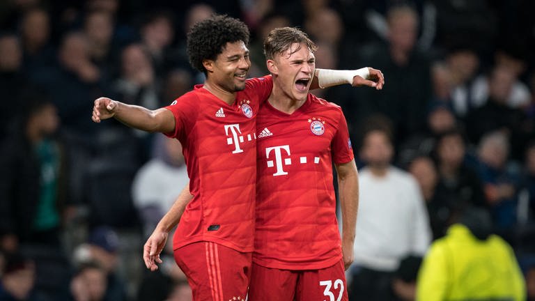 Serge Gnabry und Joshua Kimmich bejubeln einen Treffer des FC Bayern München