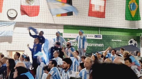 Die argentinischen Fans beim Public Viewing in der Fußballhalle von Fellbach.