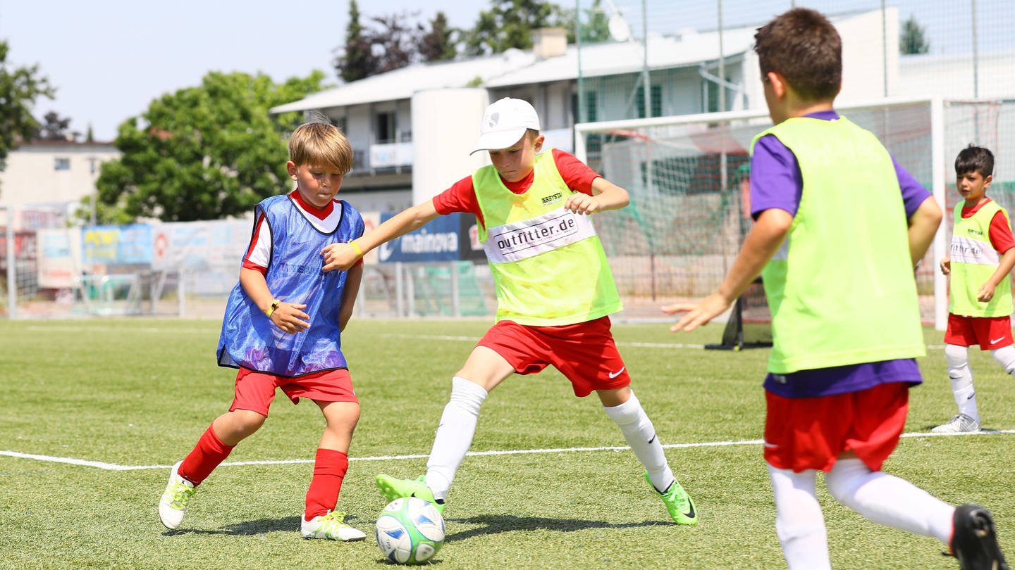 Fußball: Kinder spielen Funino