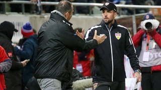 Frank Schmidt (Trainer 1. FC Heidenheim) und Sebastian Hoeneß (Trainer VfB Stuttgart) klatschen ab