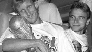 Andreas Brehme mit dem WM-Pokal 1990