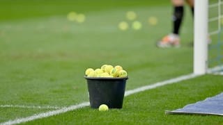 Tennisbälle in einem Eimer nach Protesten von Fußballfans gegen die DFL