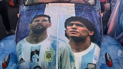 Lionel Messi und Diego Maradonna gemalt auf die Motorhaube eines VW Käfers.