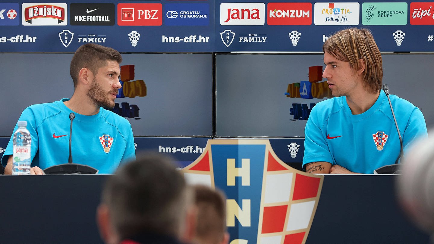 Andrej Kramarić und Borna Sosa sehen sich bei einer Pressekonferenz an