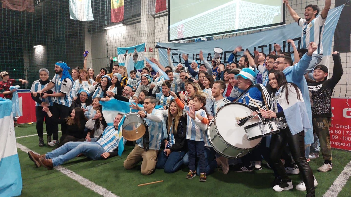 Eine Gruppe argentinischer Fans posiert in Trikots für ein Foto