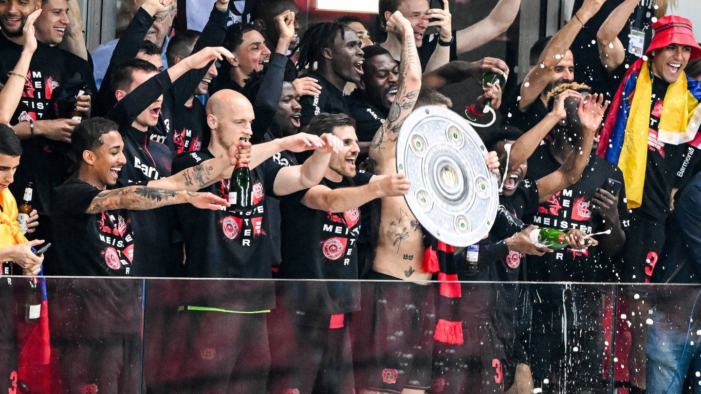 Bayer Leverkusen feiert die erste Deutsche Meisterschaft