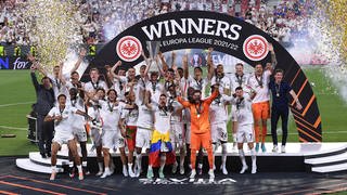 Die Mannschaft von Eintracht Frankfurt streckt den Pokal für den Gewinn der Europa League bei der Siegerehrung in die Höhe.