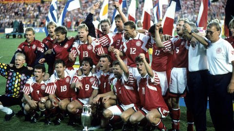 Die Mannschaft von Dänemark mit dem Europameister-Pokal.