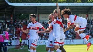 Spieler des VfB Stuttgart II bejubeln ein Tor.