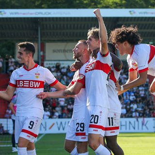 Spieler des VfB Stuttgart II bejubeln ein Tor.