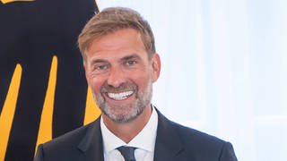 Fußballtrainer Jürgen Klopp freut sich über die Auszeichnung