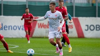 Spielszene zwischen Tobias Raschl (1. FC Kaiserslautern) und Lukas Kübler (SC Freiburg)