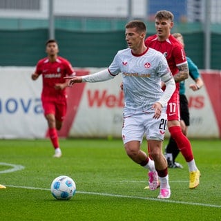 Spielszene zwischen Tobias Raschl (1. FC Kaiserslautern) und Lukas Kübler (SC Freiburg)