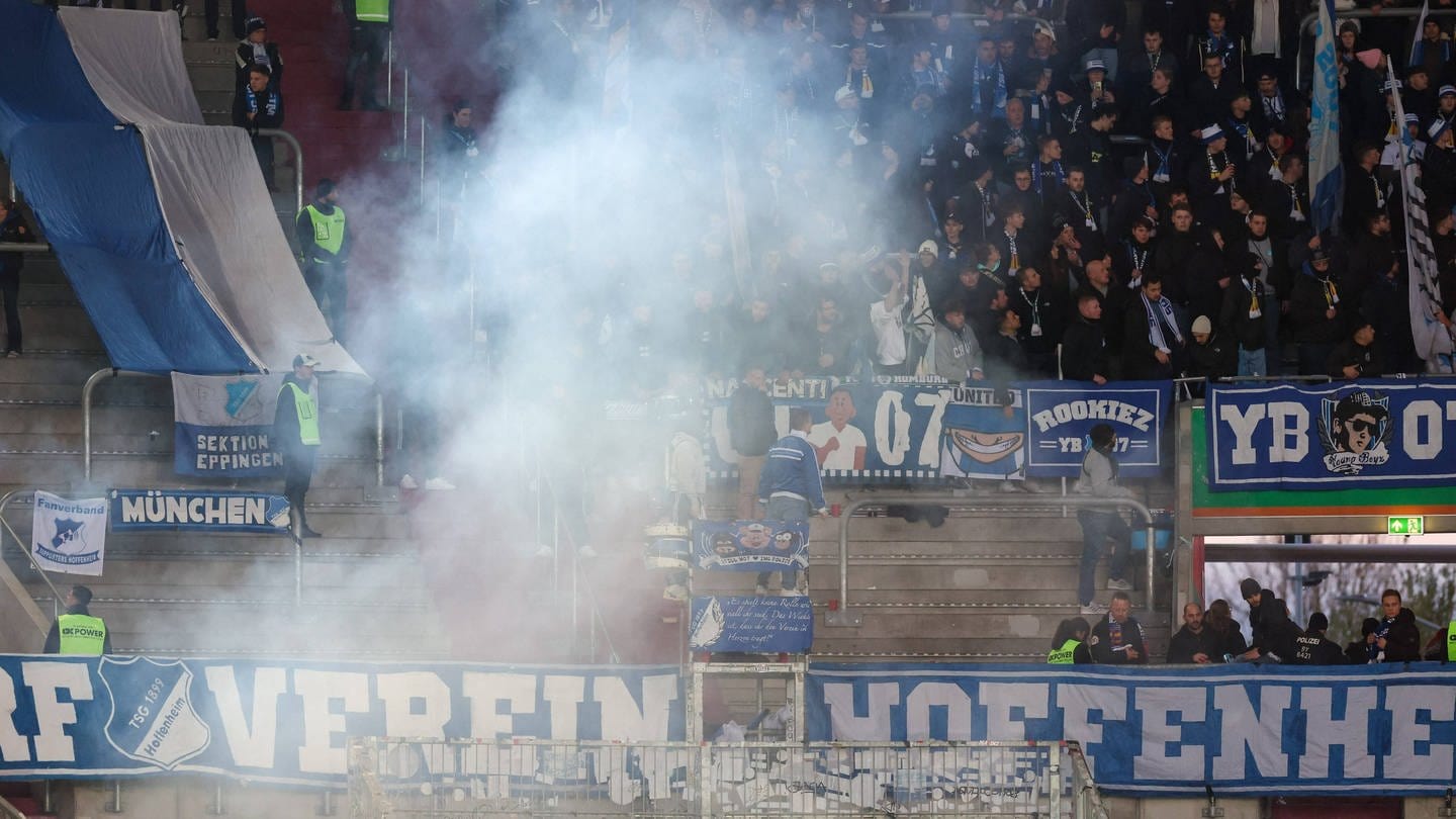 Rauch vor dem Hoffenheim-Fanblock im Augsburger Stadion