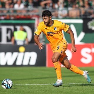 Verteidiger Ozan Kabak im orangenen Auswärtstrikot der TSG Hoffenheim im DFB-Pokal beim VfB Lübeck.
