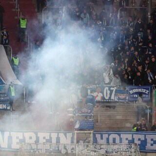 Rauch vor dem Hoffenheim-Fanblock im Augsburger Stadion