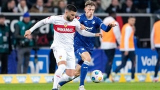 Deniz Undav (VfB Stuttgart) im Zweikampf mit Tim Drexler (TSG Hoffenheim).