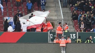 Sanitäter kümmern sich um Verletzte nach dem Böllerwurf von Augsburg