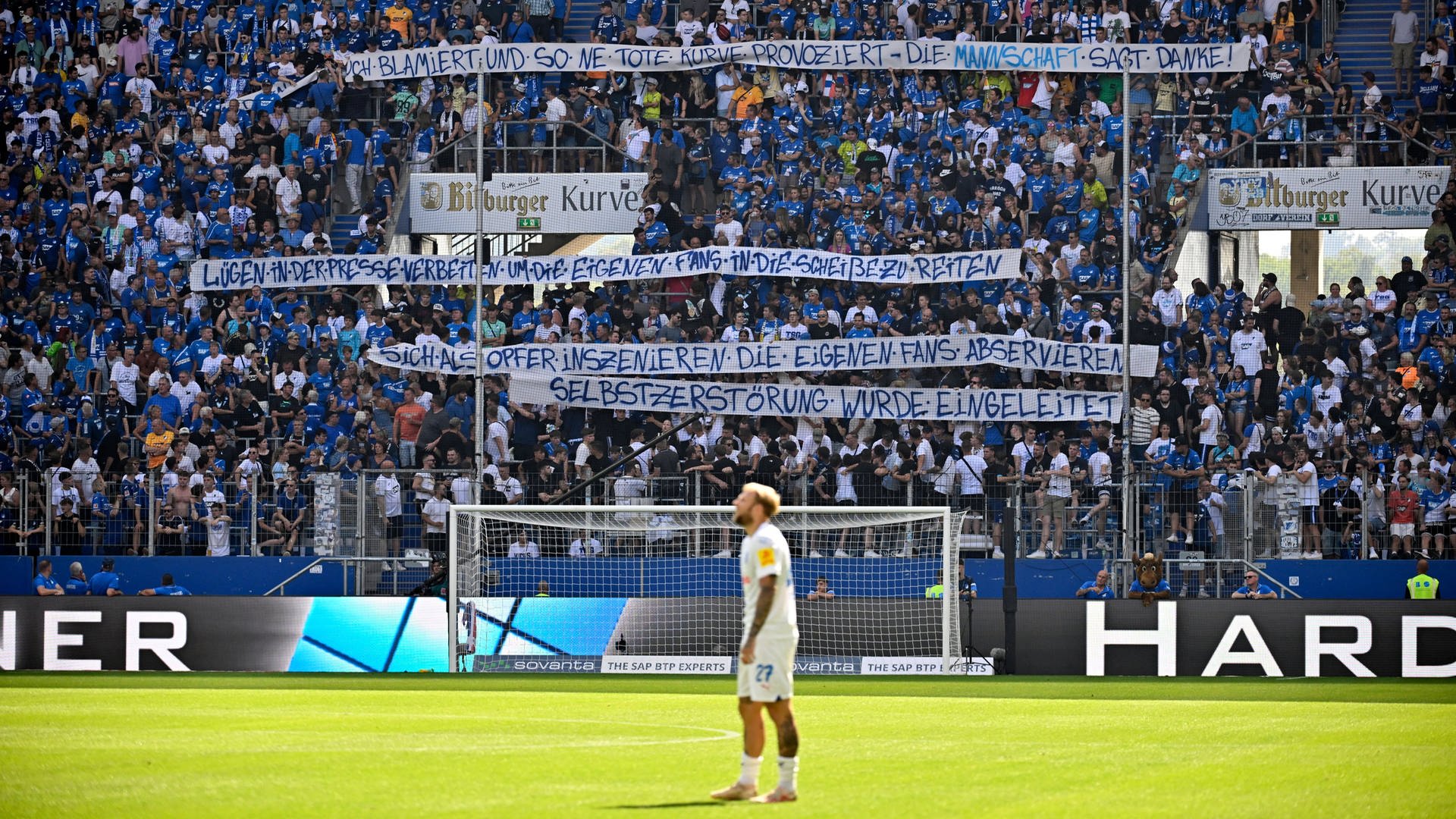 Proteste ja, Spielabbruch nein: Hoffenheim siegt zum Auftakt gegen Kiel