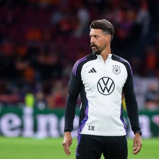 Sandro Wagner im schwarz-weißen Trainingsdress der deutschen Nationalmannschaft. Er wird als Kandidat für die Nachfolge von Pellegrino Matarazzo bei der TSG Hoffenheim sein.