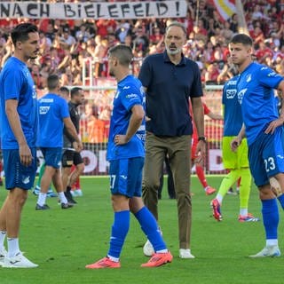 Adam Hlozek, Andrej Kramaric und Trainer Pellegrino Matarazzo ärgern sich über die Niederlage der TSG Hoffenheim bei Union Berlin.