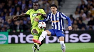 Stanley Nsoki im Zweikampf mit einem Spieler vom FC Porto.