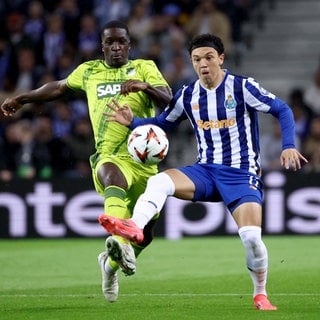 Stanley Nsoki im Zweikampf mit einem Spieler vom FC Porto.