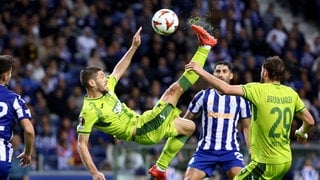 Andrej Kramaric von der TSG Hoffenheim macht einen Fallrückzieher.