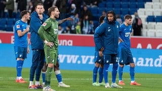 Nach Spielende Entaeuschung und Frust bei den Spielern der TSG 1899 Hoffenheim