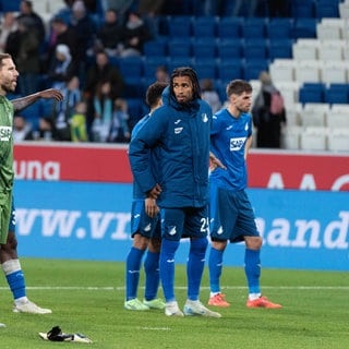 Nach Spielende Entaeuschung und Frust bei den Spielern der TSG 1899 Hoffenheim