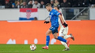 Andrej Kramaric (TSG Hoffenheim) und Maxence Caqueret (Olympique Lyon) im Zweikampf.