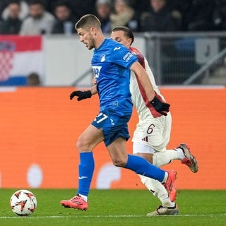 Andrej Kramaric (TSG Hoffenheim) und Maxence Caqueret (Olympique Lyon) im Zweikampf.