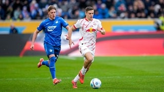 Hoffenheims Alexander Prass im Duell mit Christoph Baumgartner von RB Leipzig.