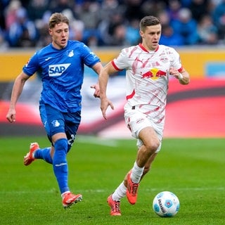 Hoffenheims Alexander Prass im Duell mit Christoph Baumgartner von RB Leipzig.