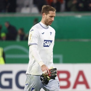 Oliver Baumann von der TSG Hoffenheim nach dem Pokal-Aus in Wolfsburg