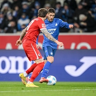 Lukas Kübler (SC Freiburg) und Andrej Kramaric (TSG 1899 Hoffenheim) im Zweikampf.