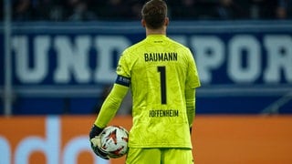 Oliver Baumann mit dem Ball in der Hand